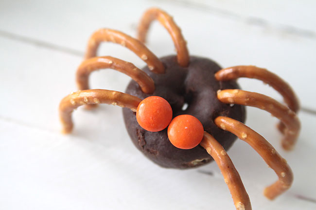 donut-pretzel-spiders-halloween-easy-fun-kid-craft